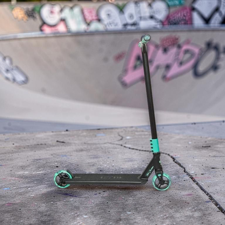 Freestyle koloběžka NKD Rizz Stunt, Mint Black lifestyle 1
